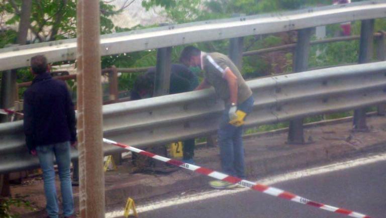 Trieste: trovato un cadavere, bendato e legato, appeso al guardrail